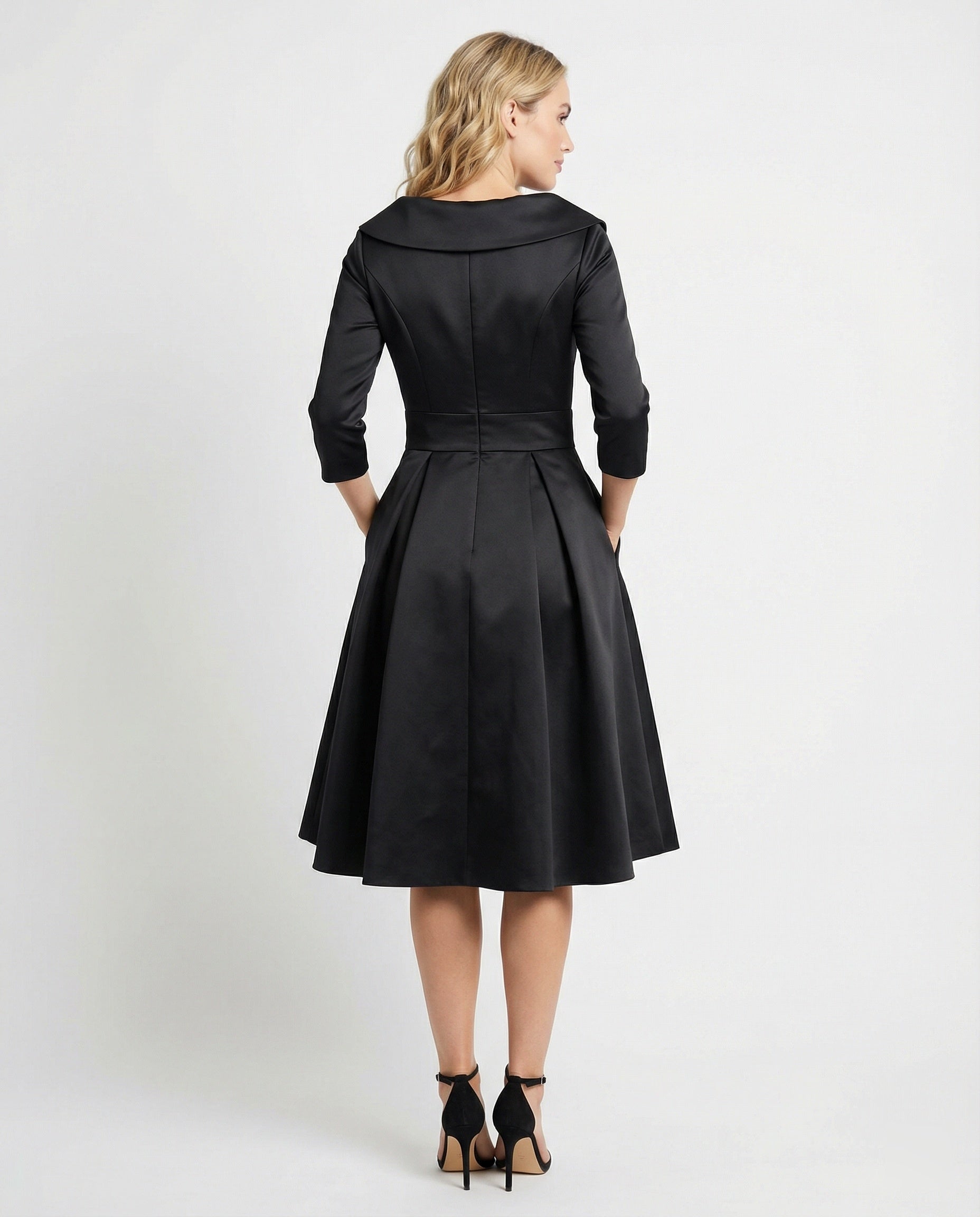 Elegantes Wickelkleid mit breitem Kragen