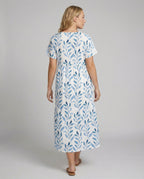 Luftiges Sommerkleid mit kurzen Ärmeln und Allover-Blattdruck