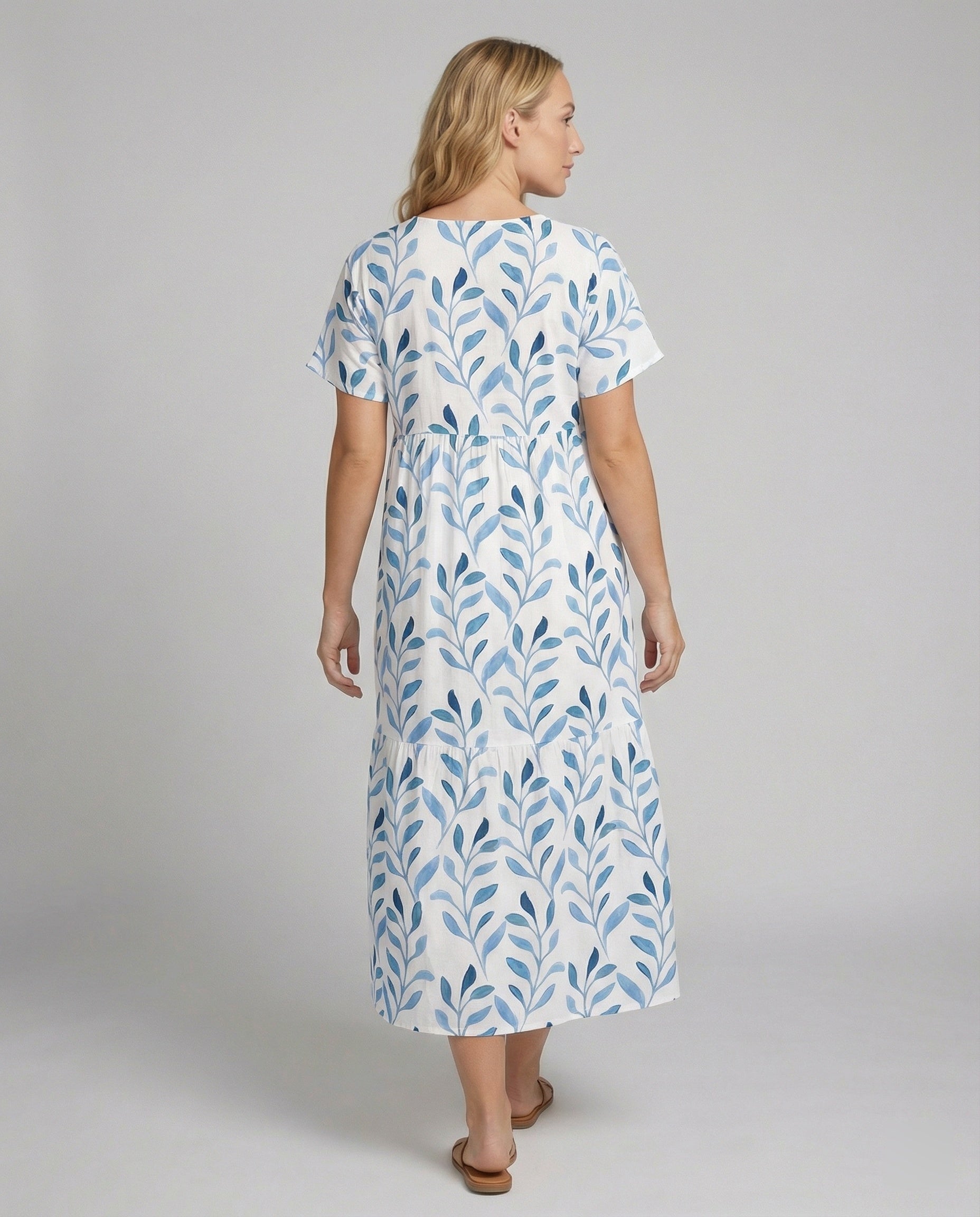Luftiges Sommerkleid mit kurzen Ärmeln und Allover-Blattdruck