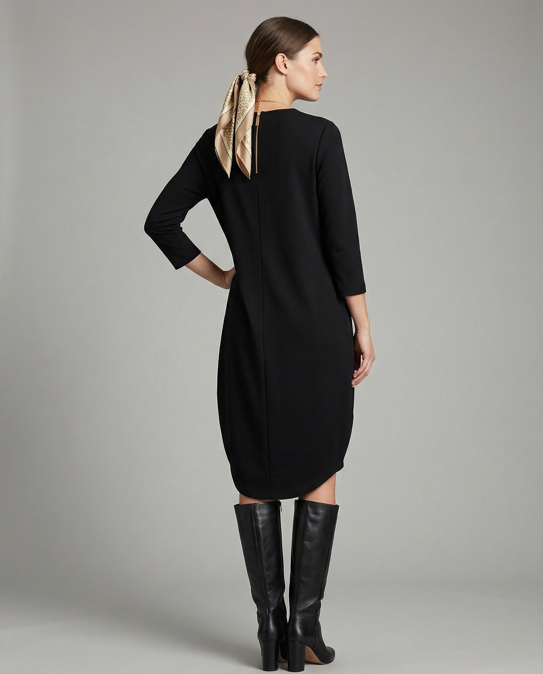 R&B | Einfarbiges Kleid mit Rundhalsausschnitt und Tasche