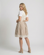 Traditionelles Kostüm mit Schürze und Bluse