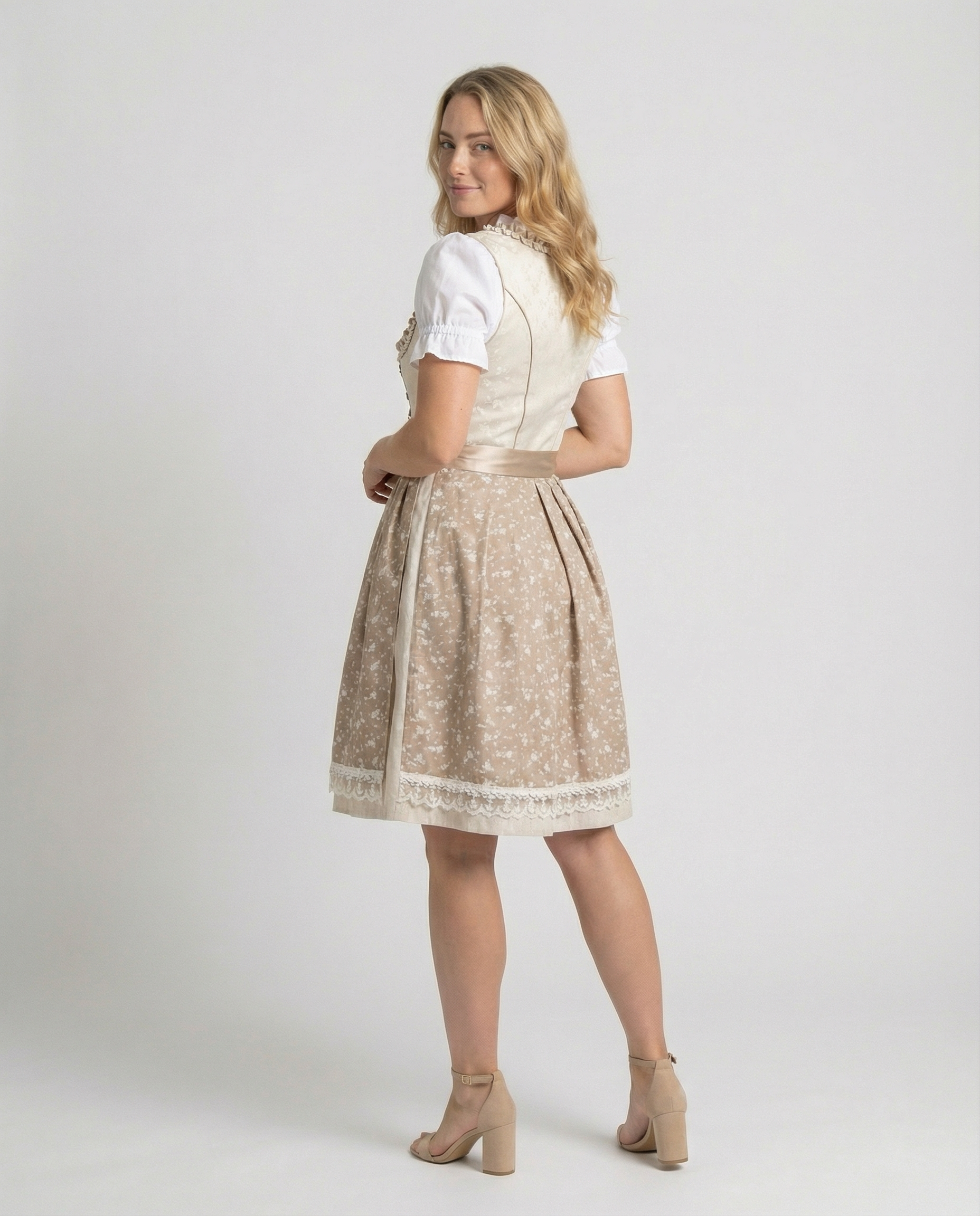 Traditionelles Kostüm mit Schürze und Bluse