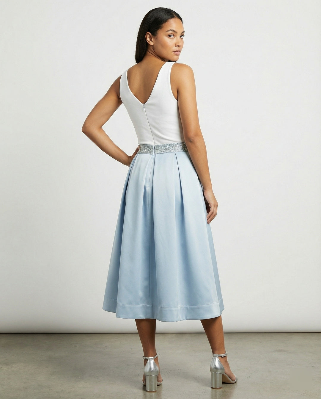 Damen Elegantes Midikleid mit Hochgeschlossenem Kragen & Schwingendem Rock | R&B
