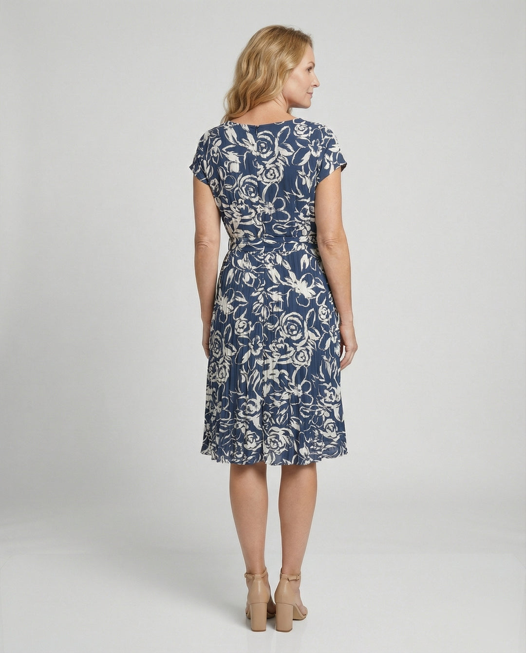 Damen Kleid mit floralem Muster und Bindegürtel