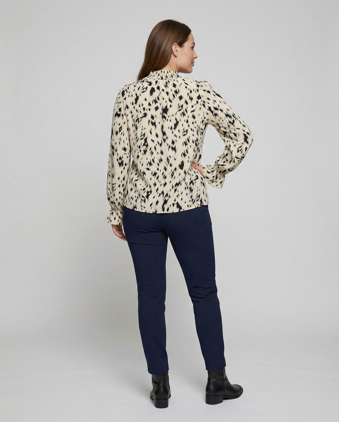 Damen elegante Bluse mit Rüschensaum und stilvollem Tiermuster R&B