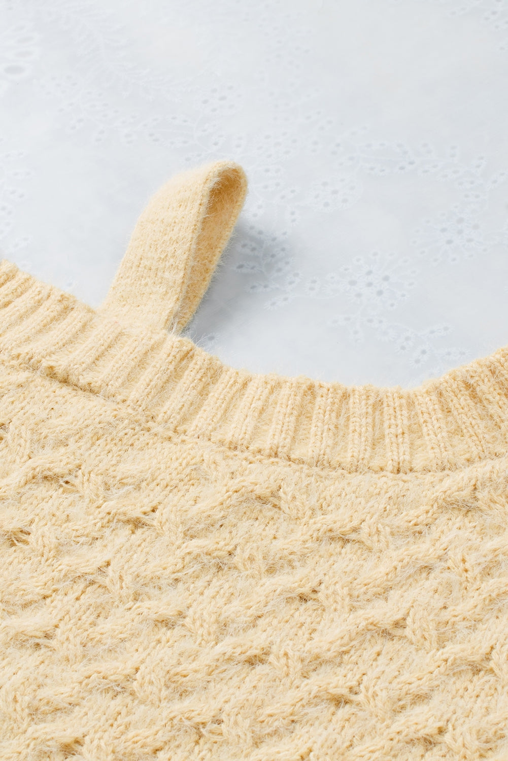 R&B | Aprikosenfarbener asymmetrischer Ausschnitt Pullover mit kalten Schultern und Wimpern