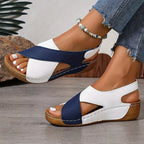 Damenschuhe mit kontrastierendem Keilabsatz