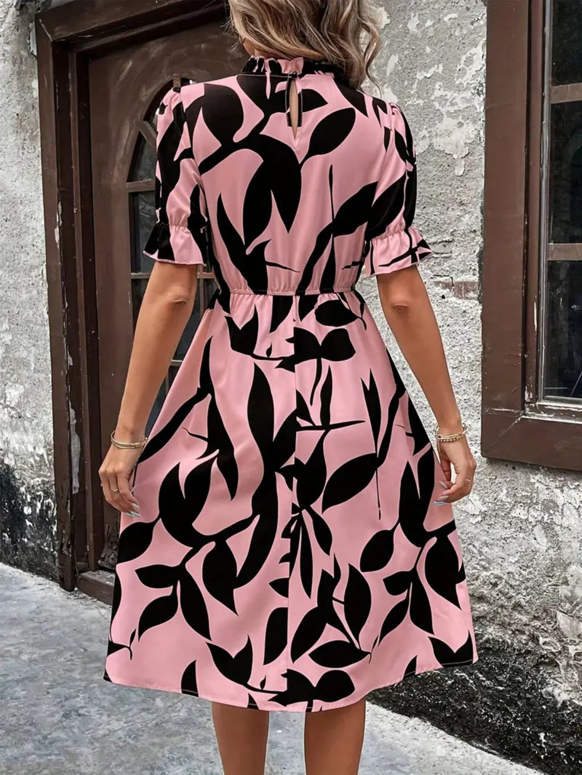 R&B | Kleid mit Rundhalsausschnitt und Rüschen
