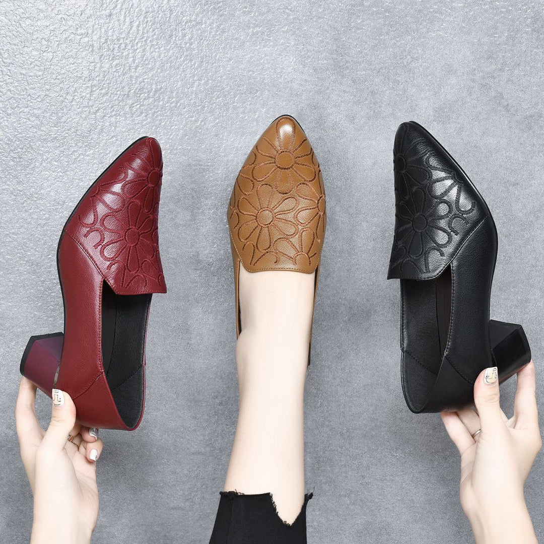 klassische Damenschuhe aus weichem Leder mit Stickerei. R&B R&B