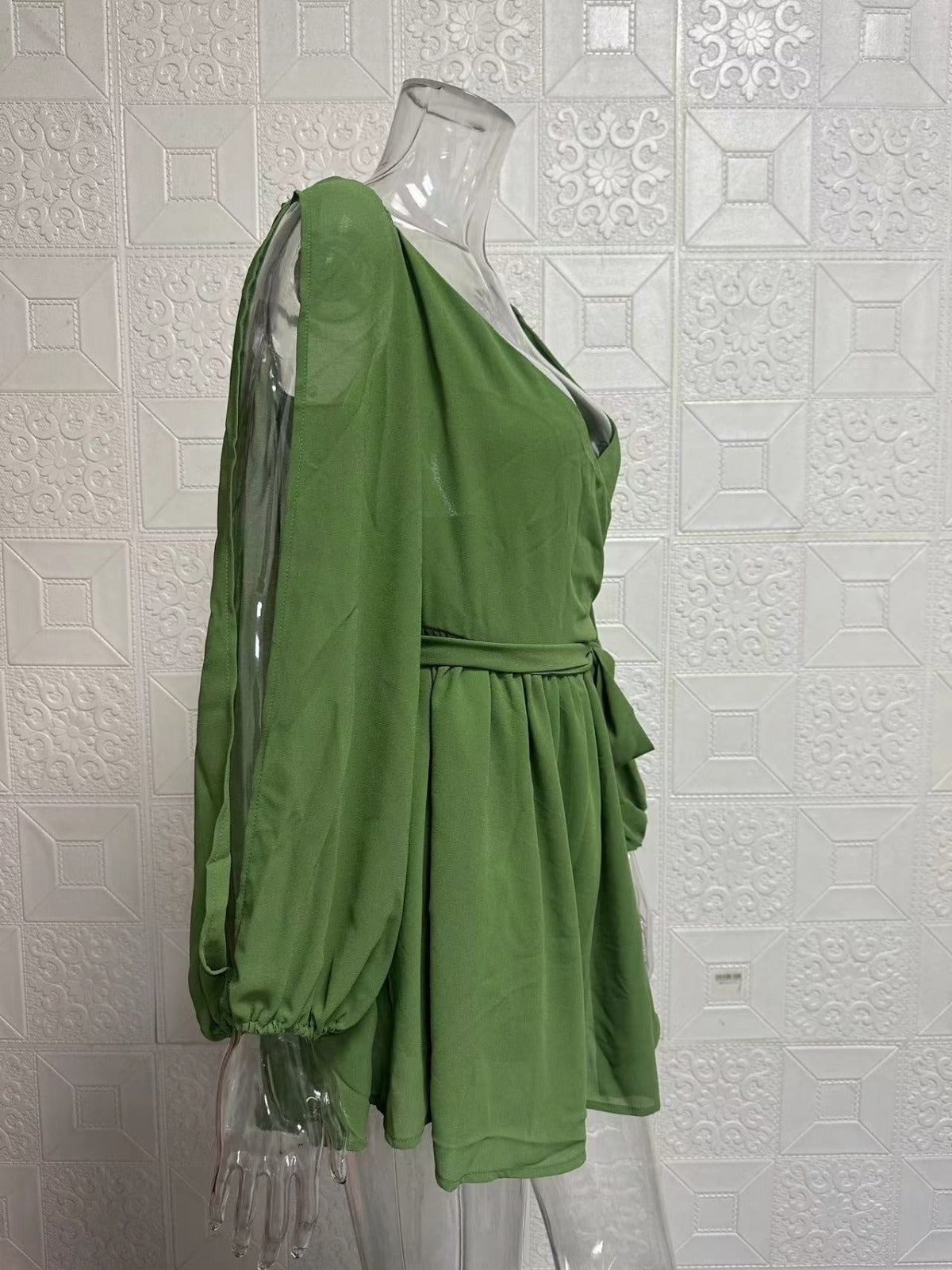 R&B | Langärmeliges Neckholder-Kleid aus Mesh