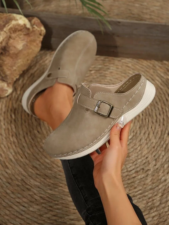 Stilvolle Wedge Sandalen mit Metallbuckel und Nieten R&B