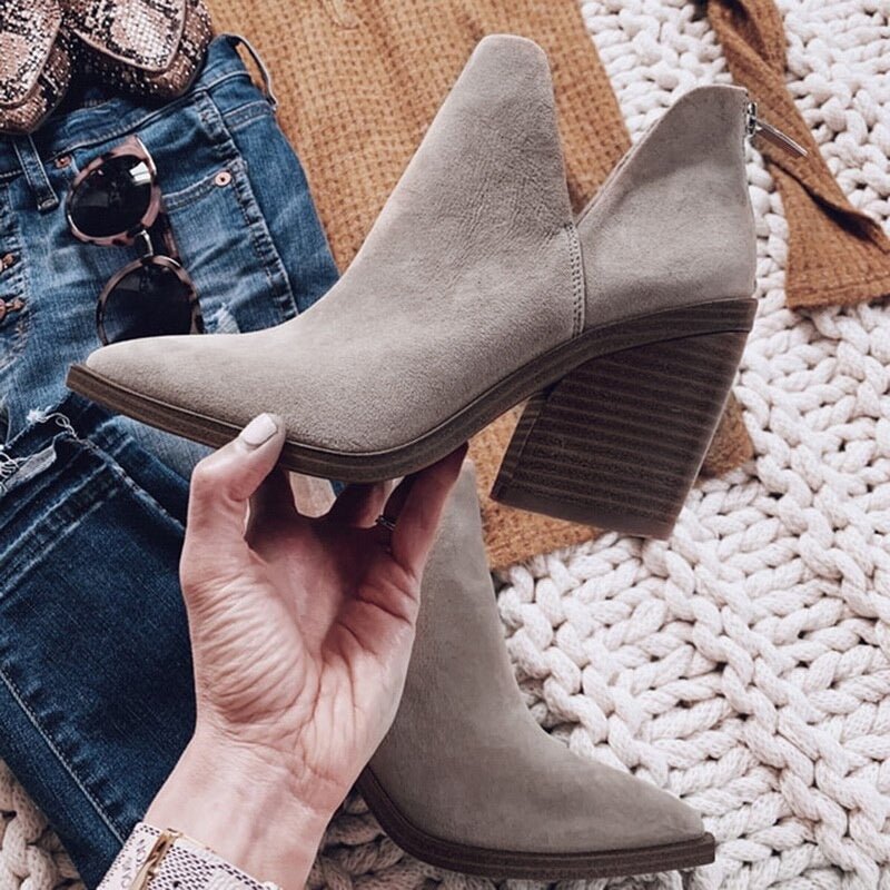 Wildlederstiefel mit Absatz und spitzer Zehe R&B R&B