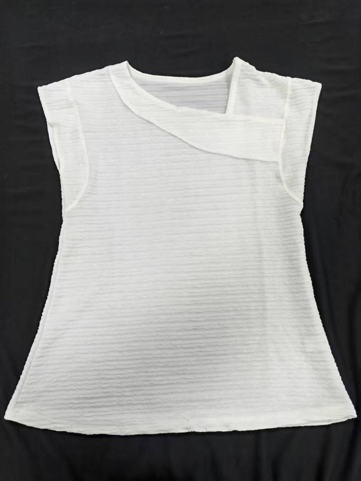 R&B | T-Shirt mit schrägem Ausschnitt und kurzen Ärmeln