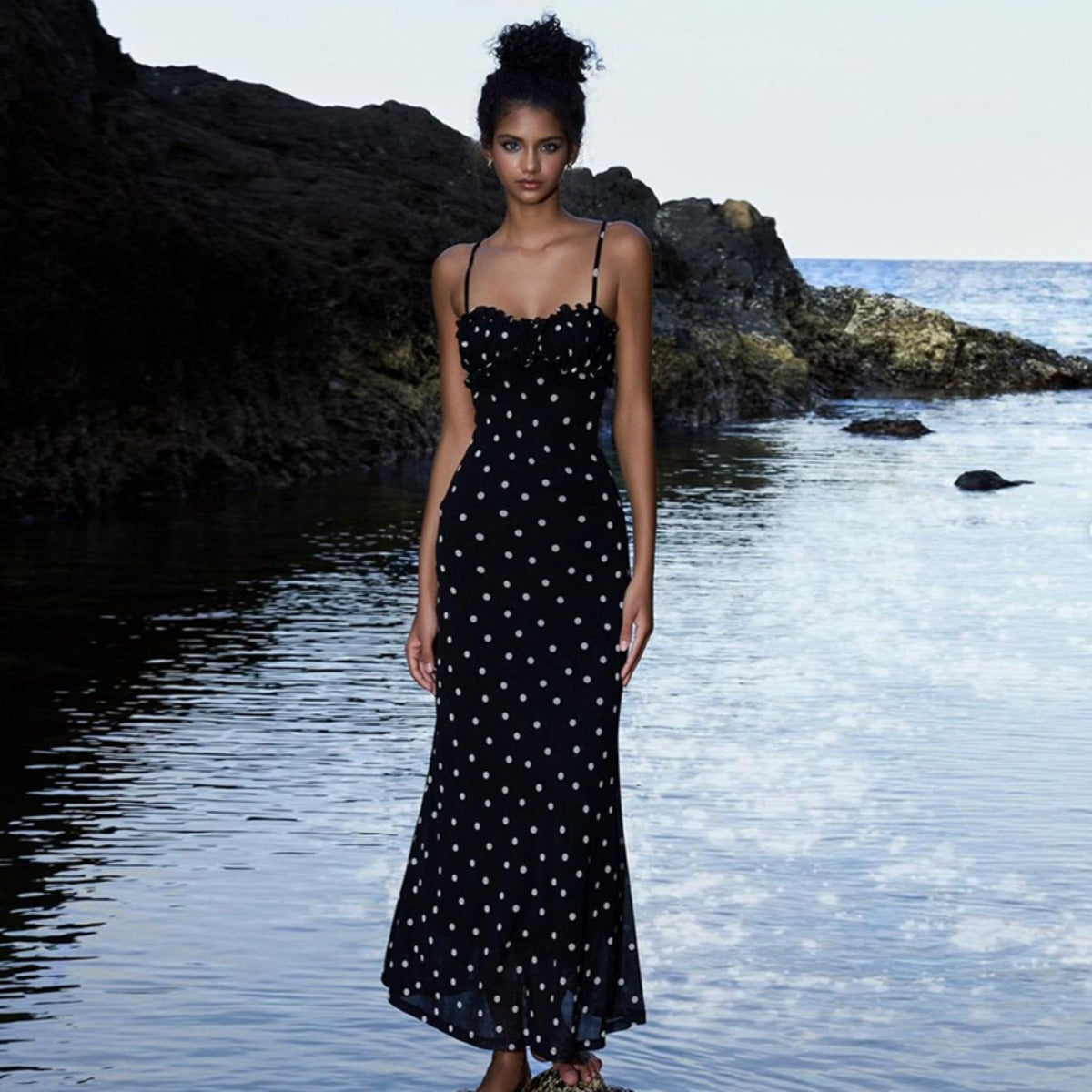 R&B | Kleid mit gepunkteten Strapsen mit Neckholder