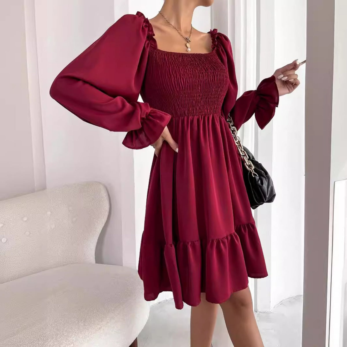 R&B | Paralleles Krepp genähtes Kleid mit Rüschensaum