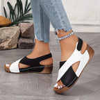 Damenschuhe mit kontrastierendem Keilabsatz