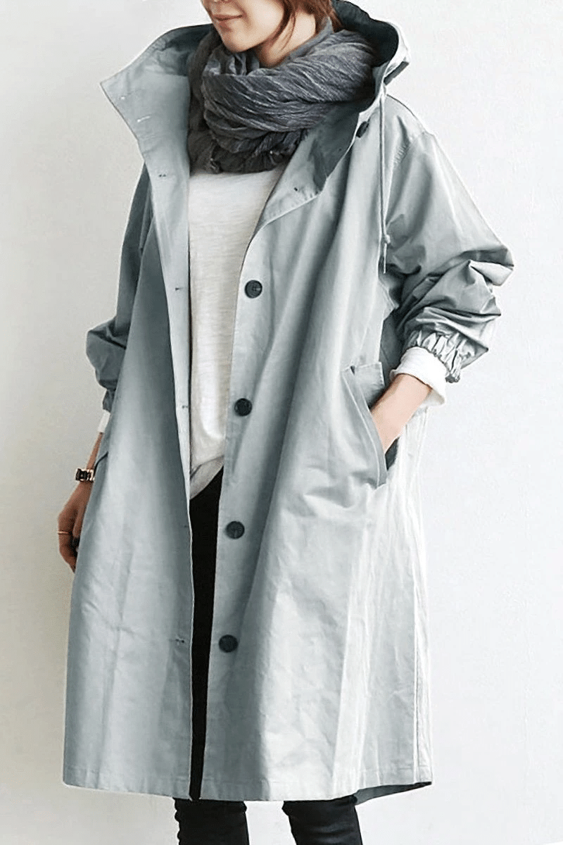 Die Windjacke mit Knöpfen und Kapuze