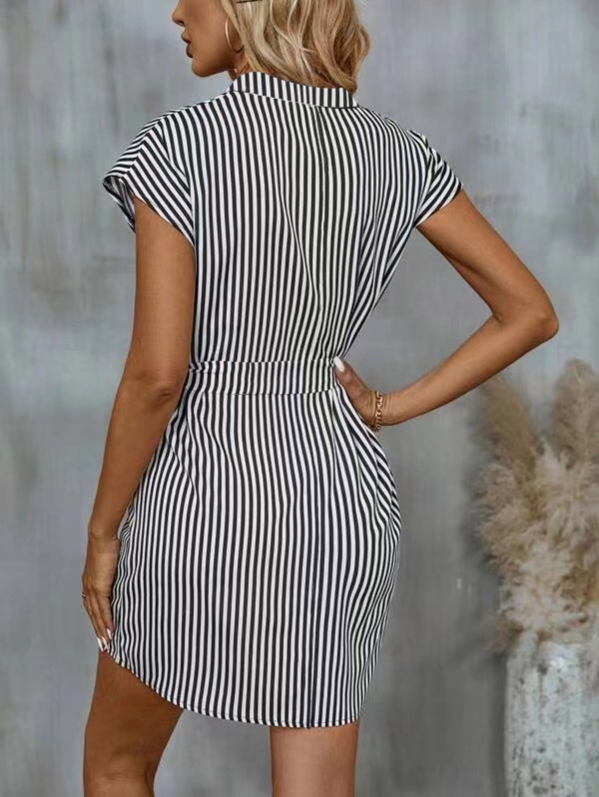 R&B | Ärmelloses gestreiftes Kleid mit Schnürsenkeln
