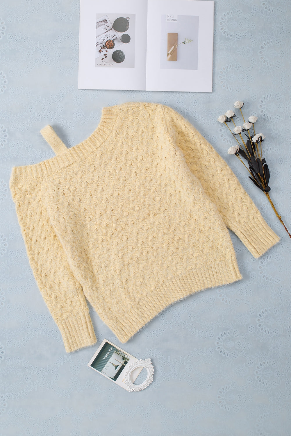 R&B | Aprikosenfarbener asymmetrischer Ausschnitt Pullover mit kalten Schultern und Wimpern