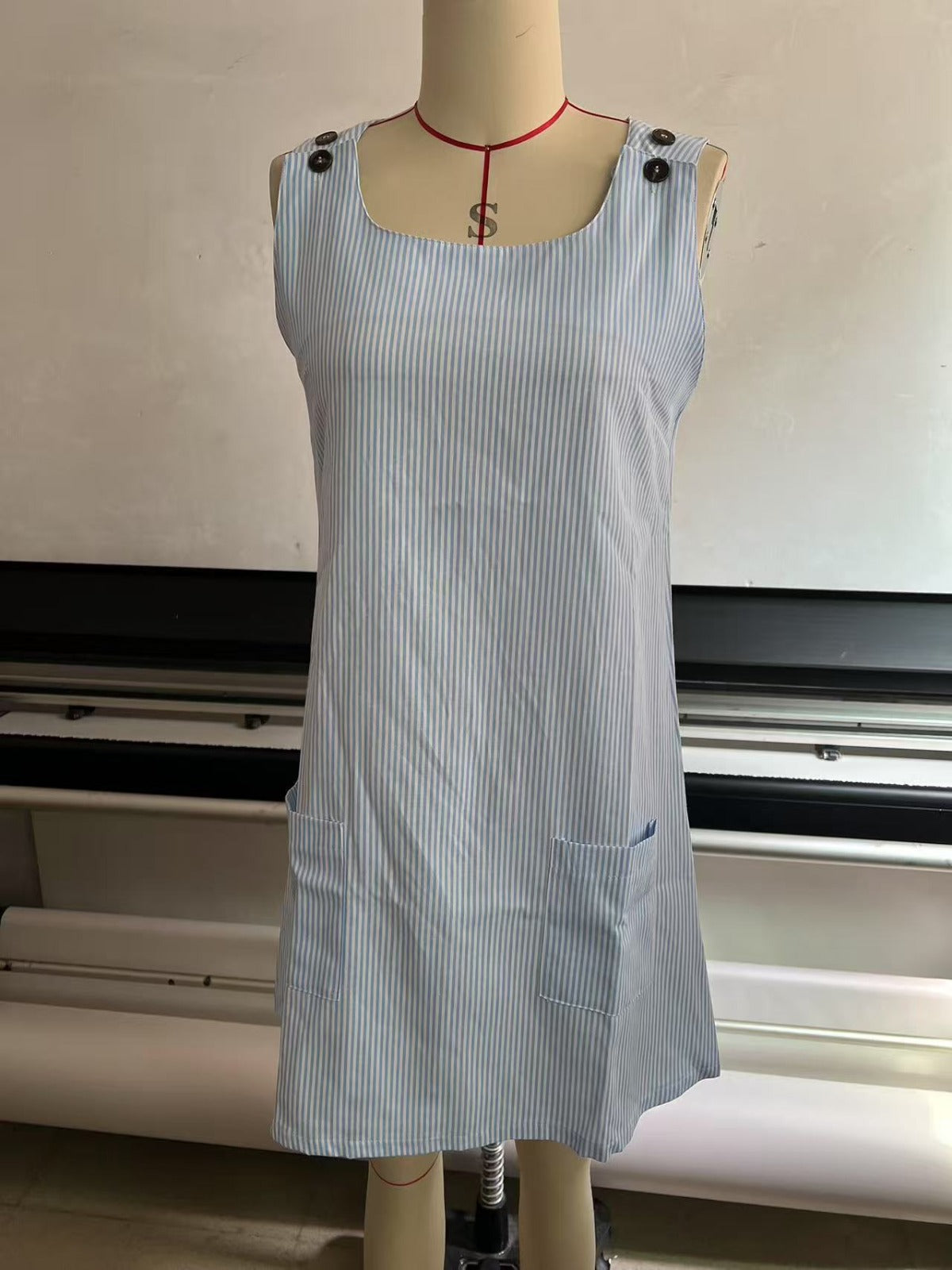 R&B | Gestreiftes Kleid mit Knopfleiste