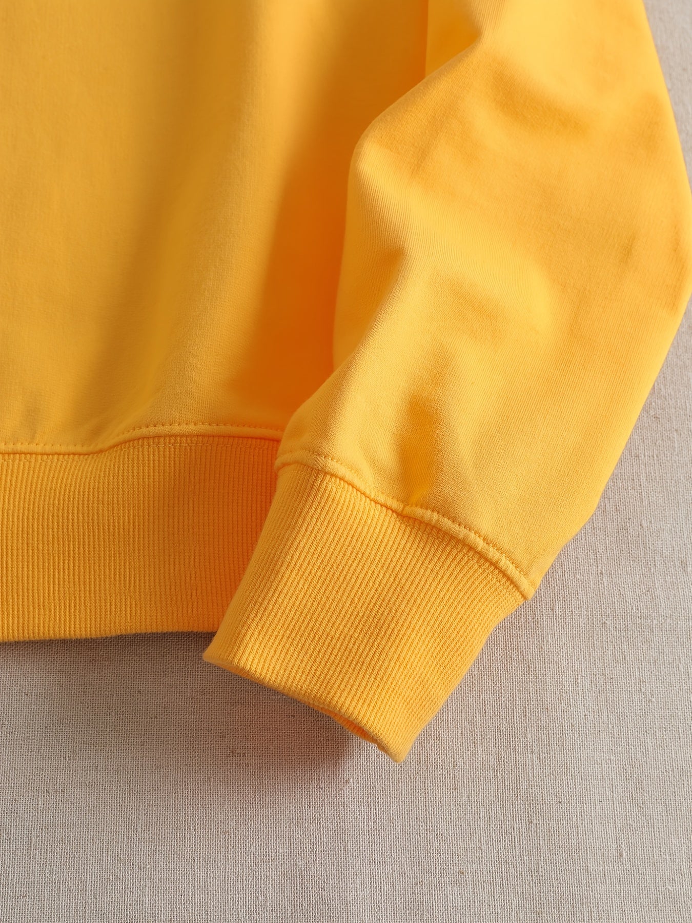 R&B | Lässiges Gelbes Sweatshirt mit Humorvollem Grafikdruck