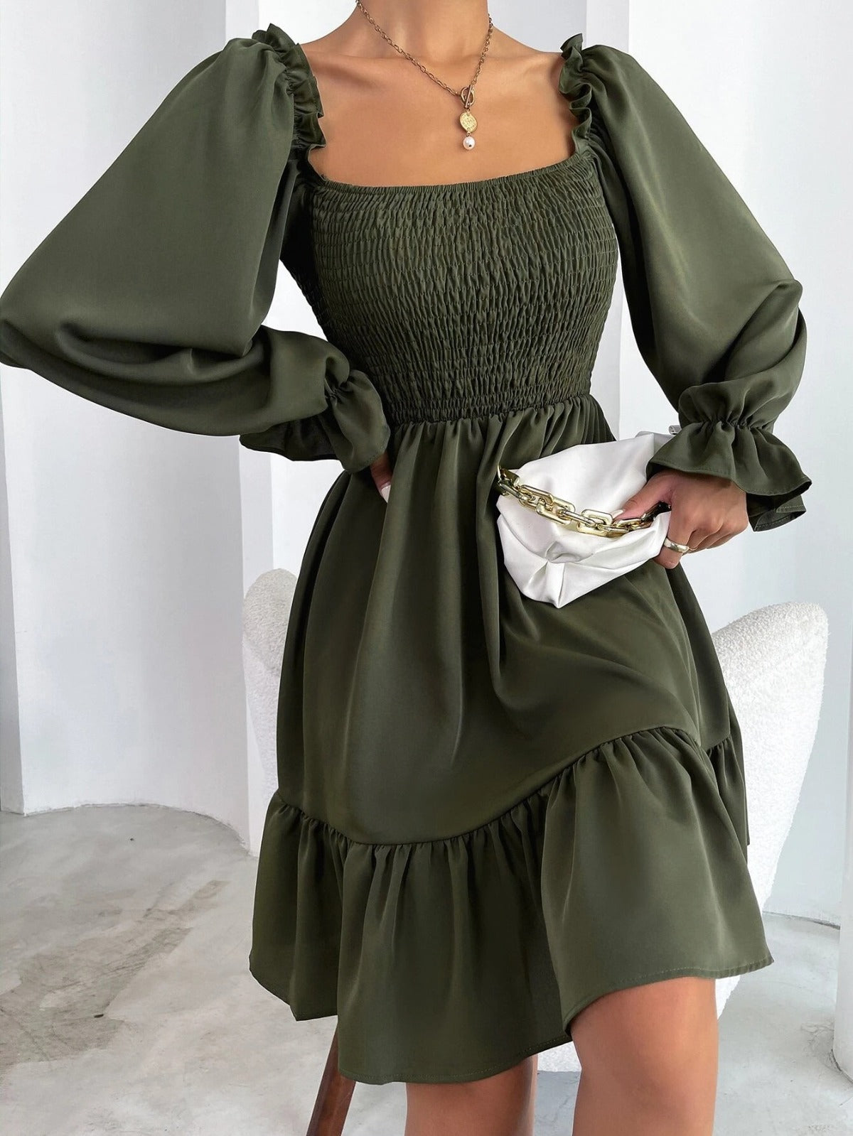 R&B | Paralleles Krepp genähtes Kleid mit Rüschensaum