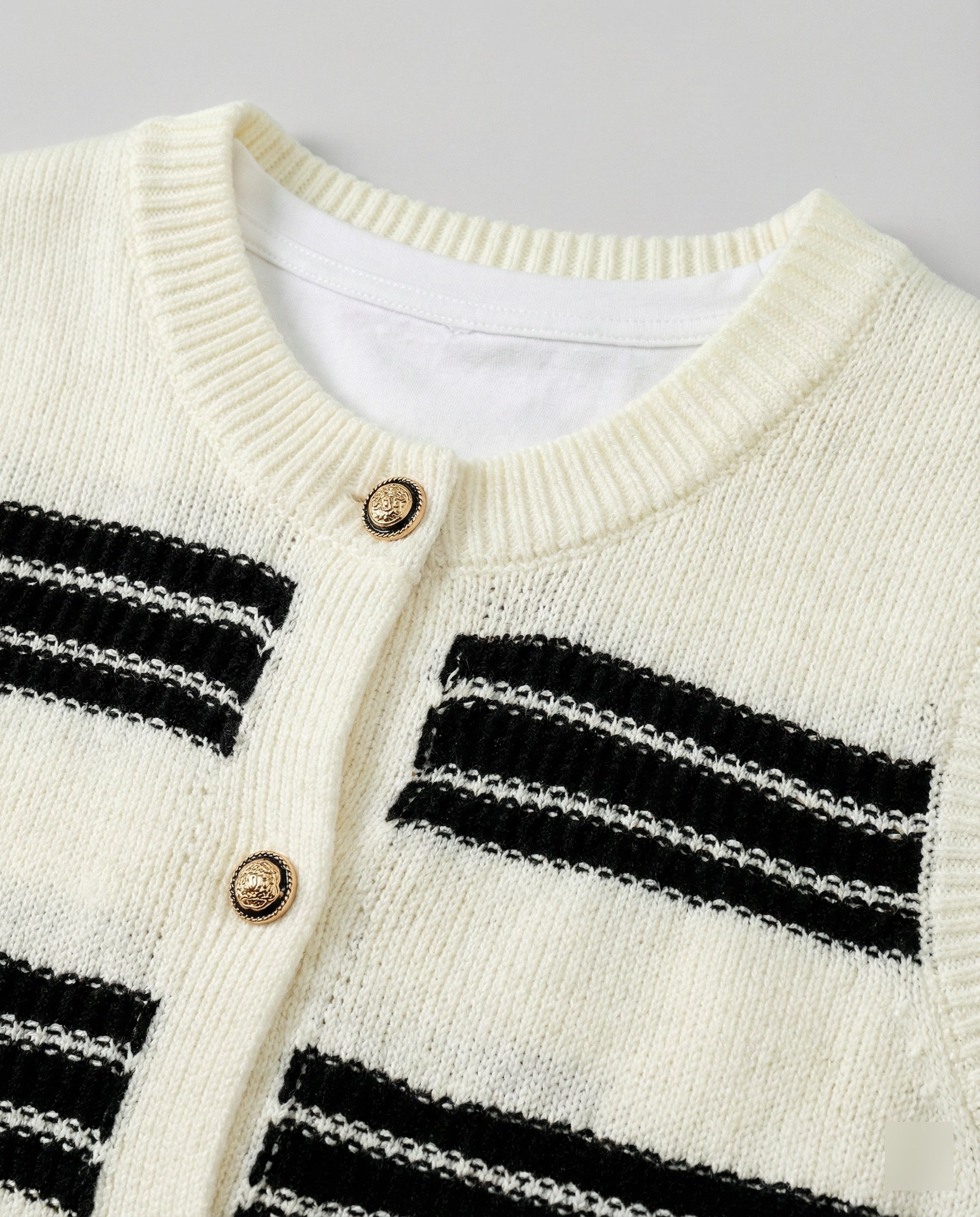 Strickjacke Damen ärmellos mit Knopfleiste und Streifen
