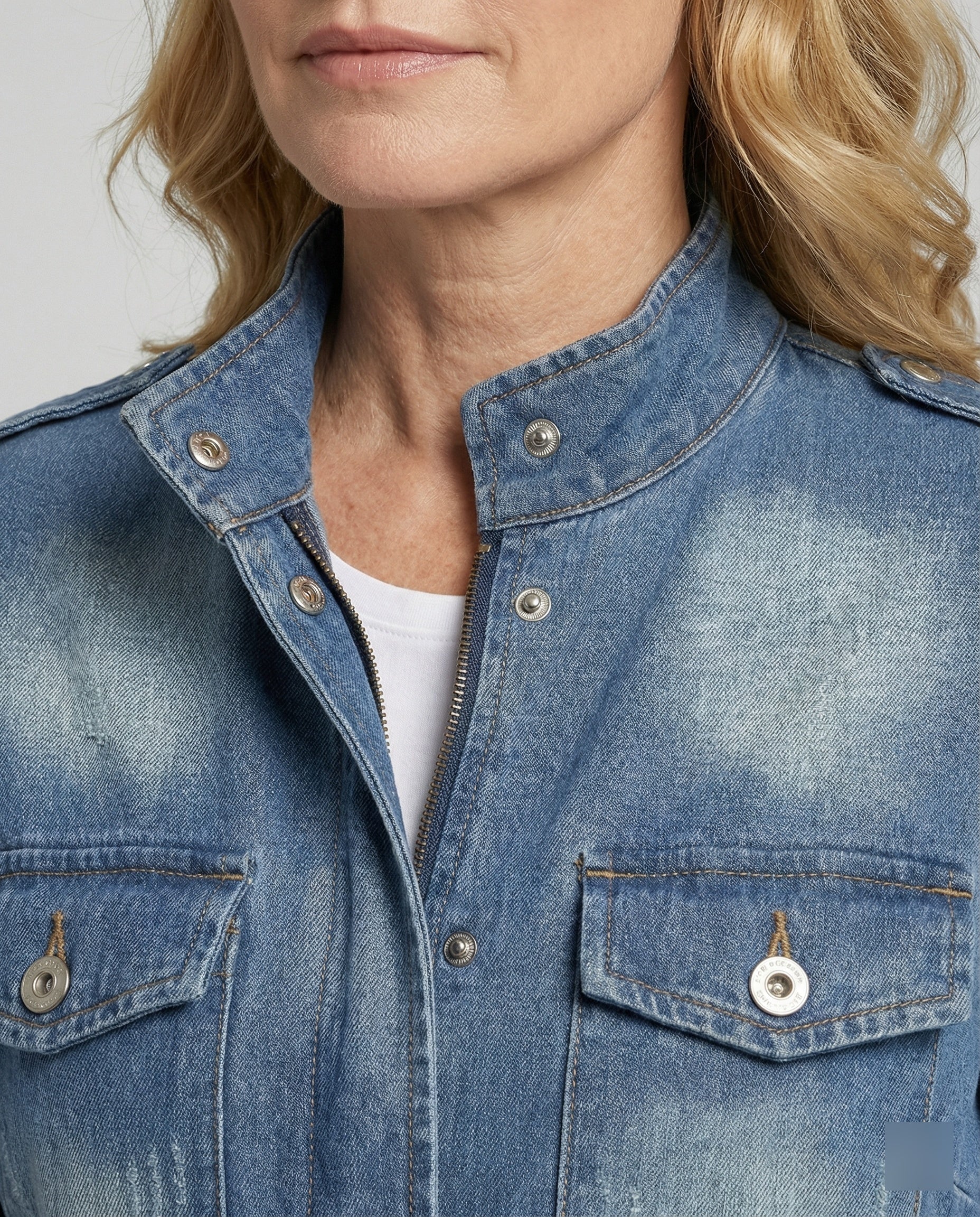 Damen Jeansjacke tailliert mit Taschen