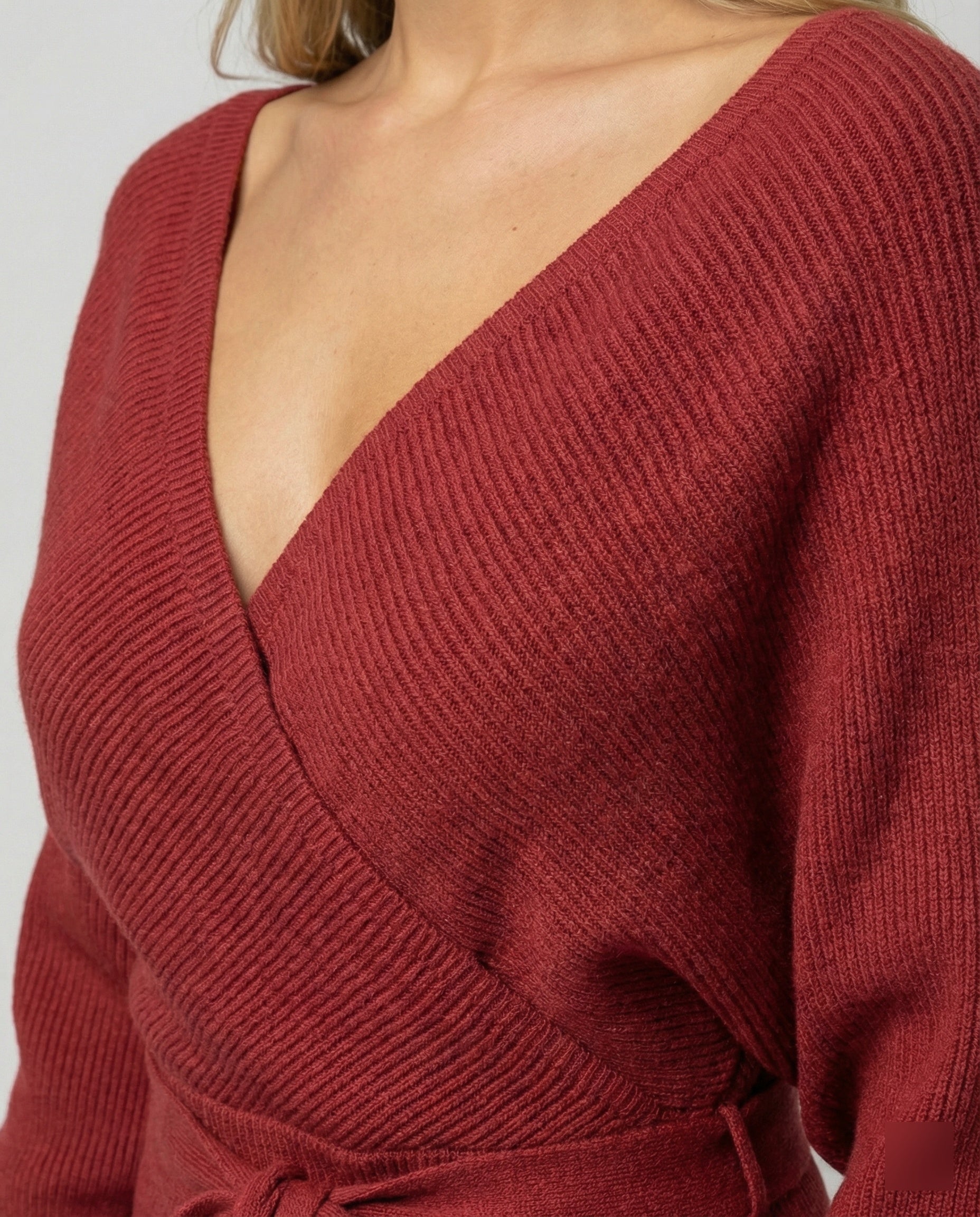 Damen Strickkleid mit elegantem Wickeldesign und dekorativem Gürtel R&B