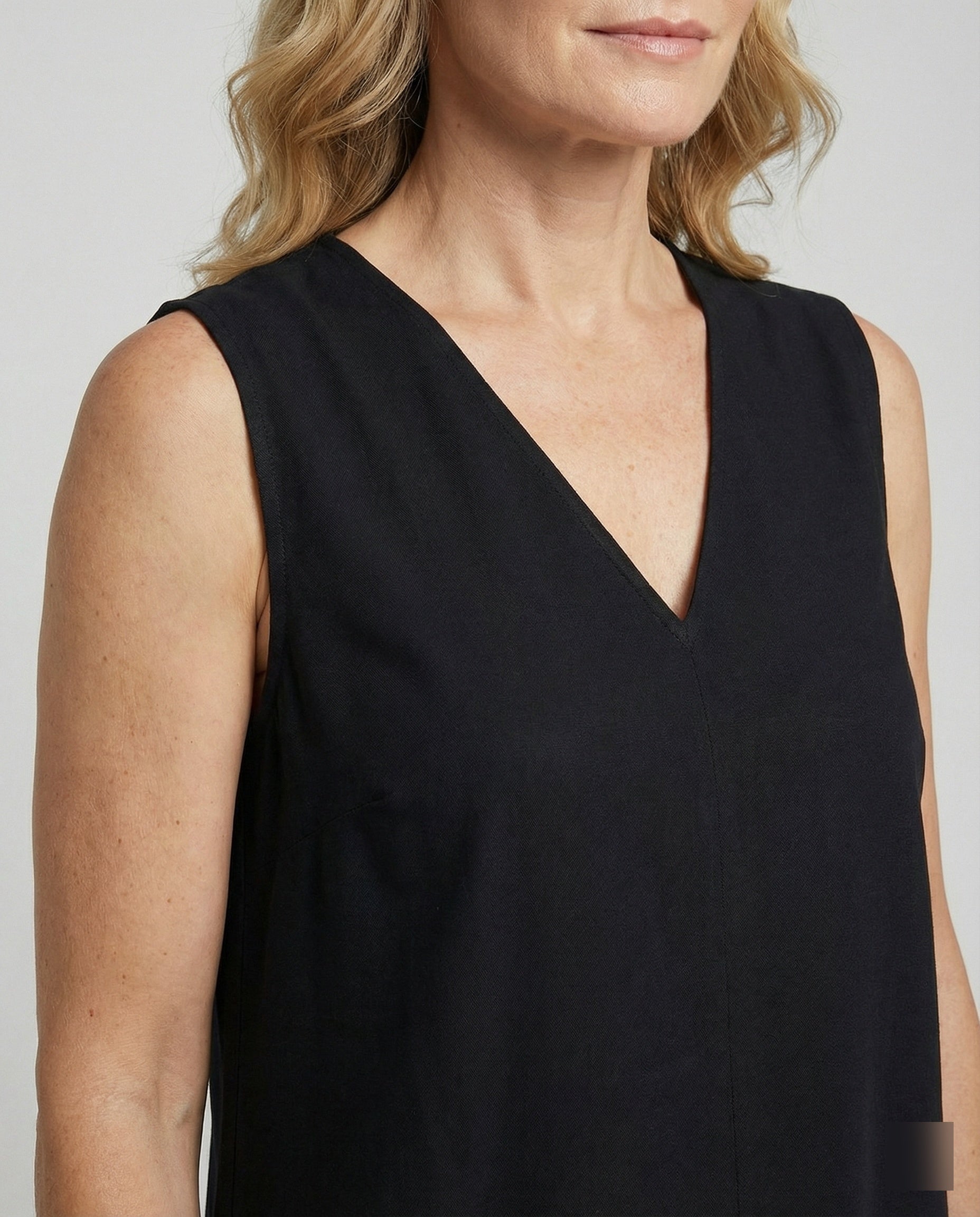 Damen Midi Kleid ärmellos mit V-Ausschnitt – Schwarz A-Linie