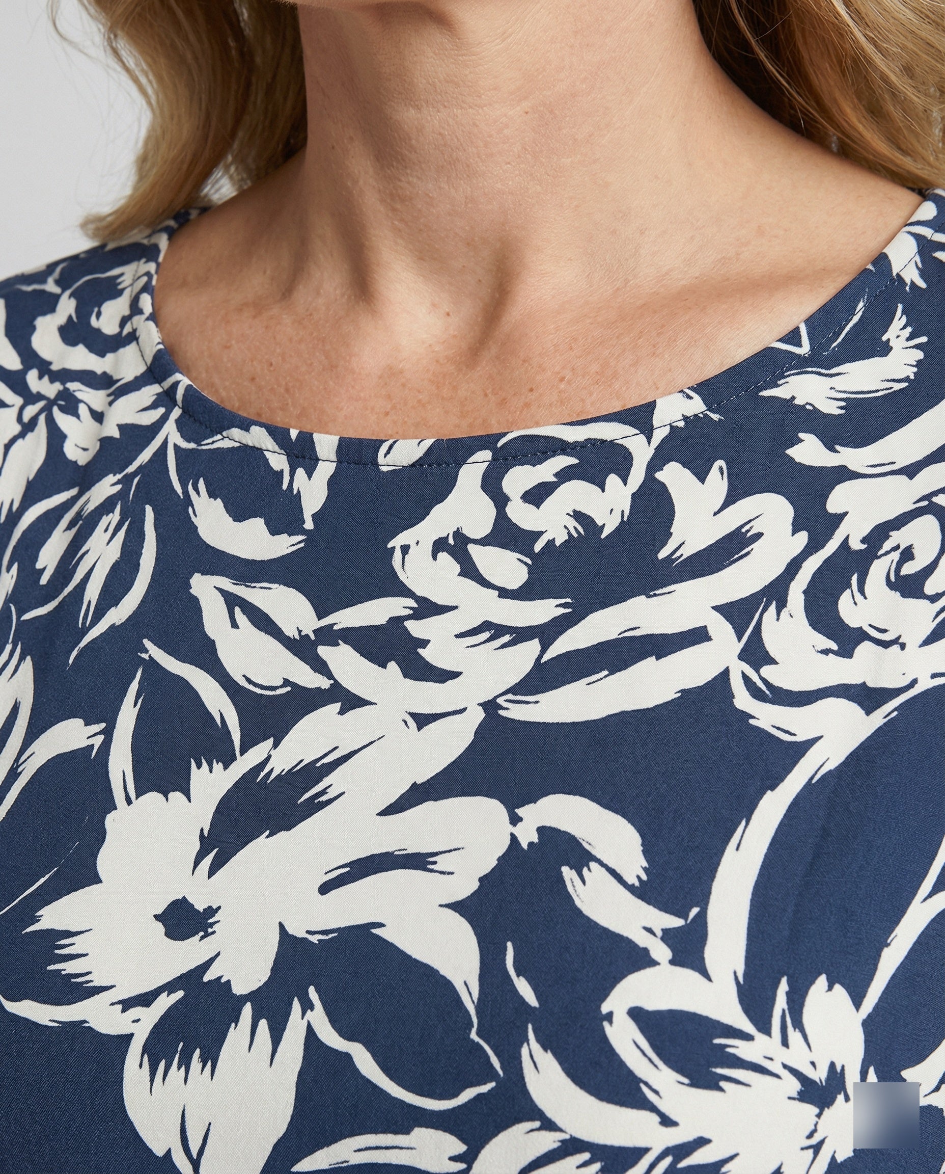 Damen Kleid mit floralem Muster und Bindegürtel