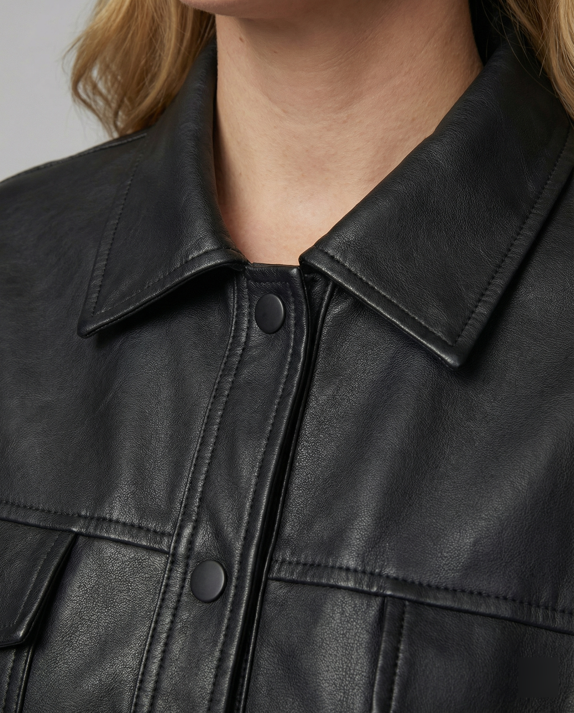 Übergangsjacke Damen schwarz cropped aus Kunstleder