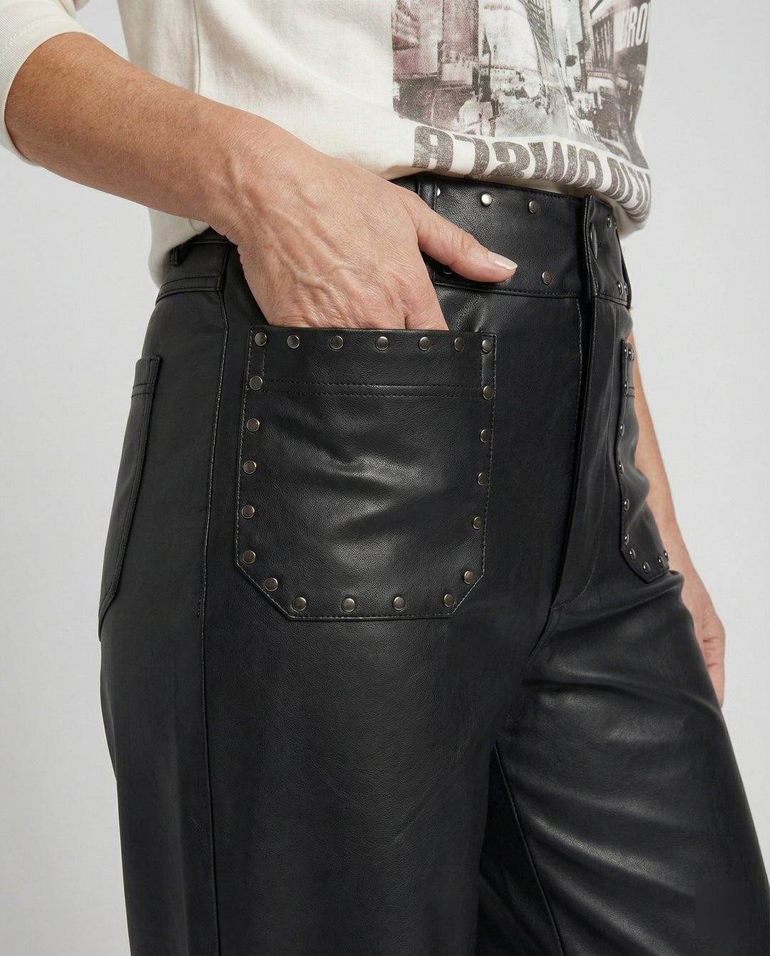 Damen trendige Kunstlederhose mit Nieten