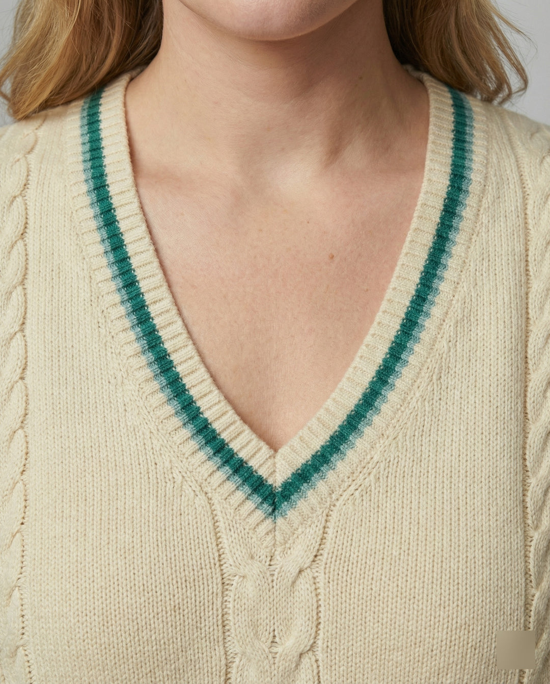 Damen Strickjacke ärmellos mit V-Ausschnitt und Zopfmuster