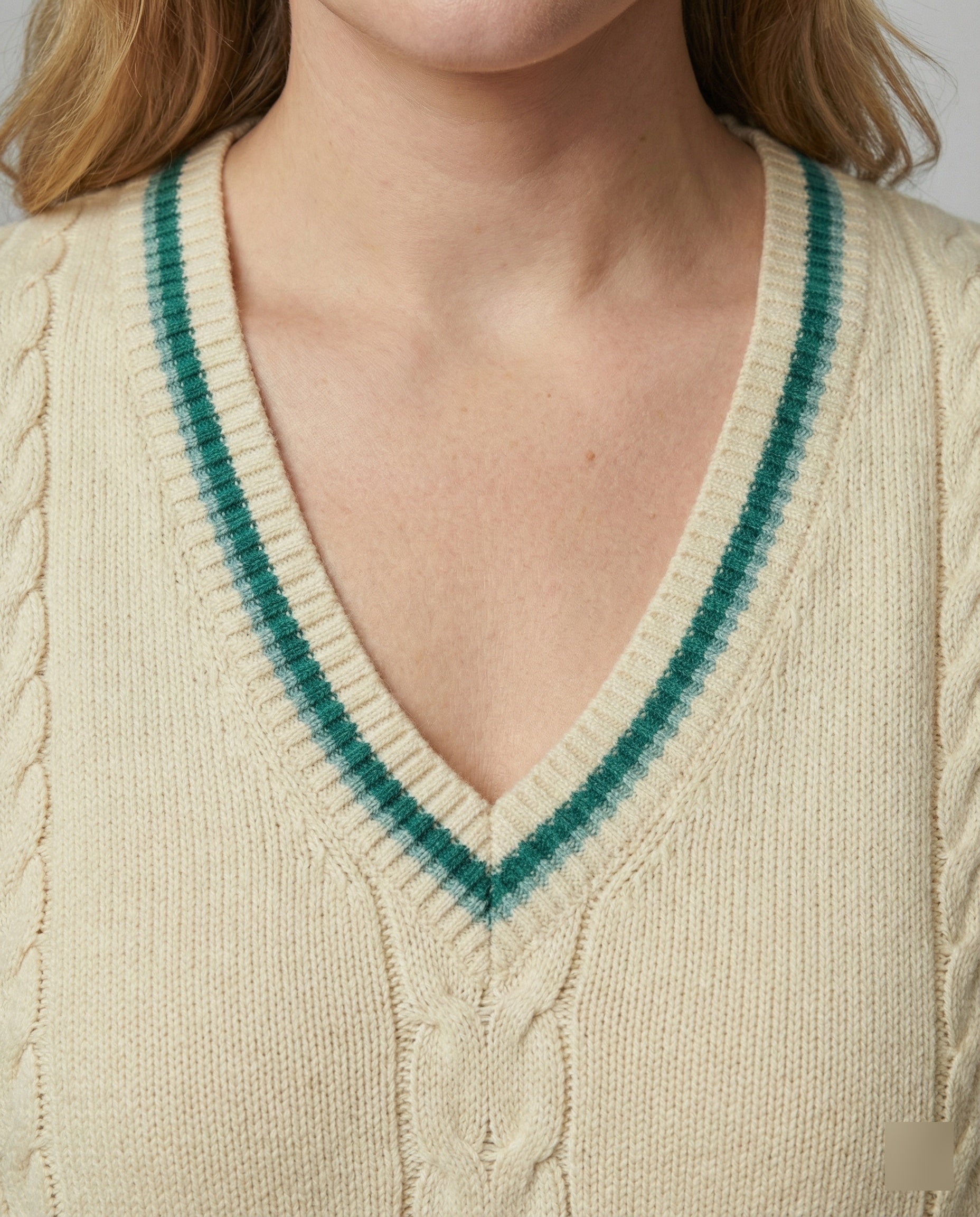 Damen Strickjacke ärmellos mit V-Ausschnitt und Zopfmuster