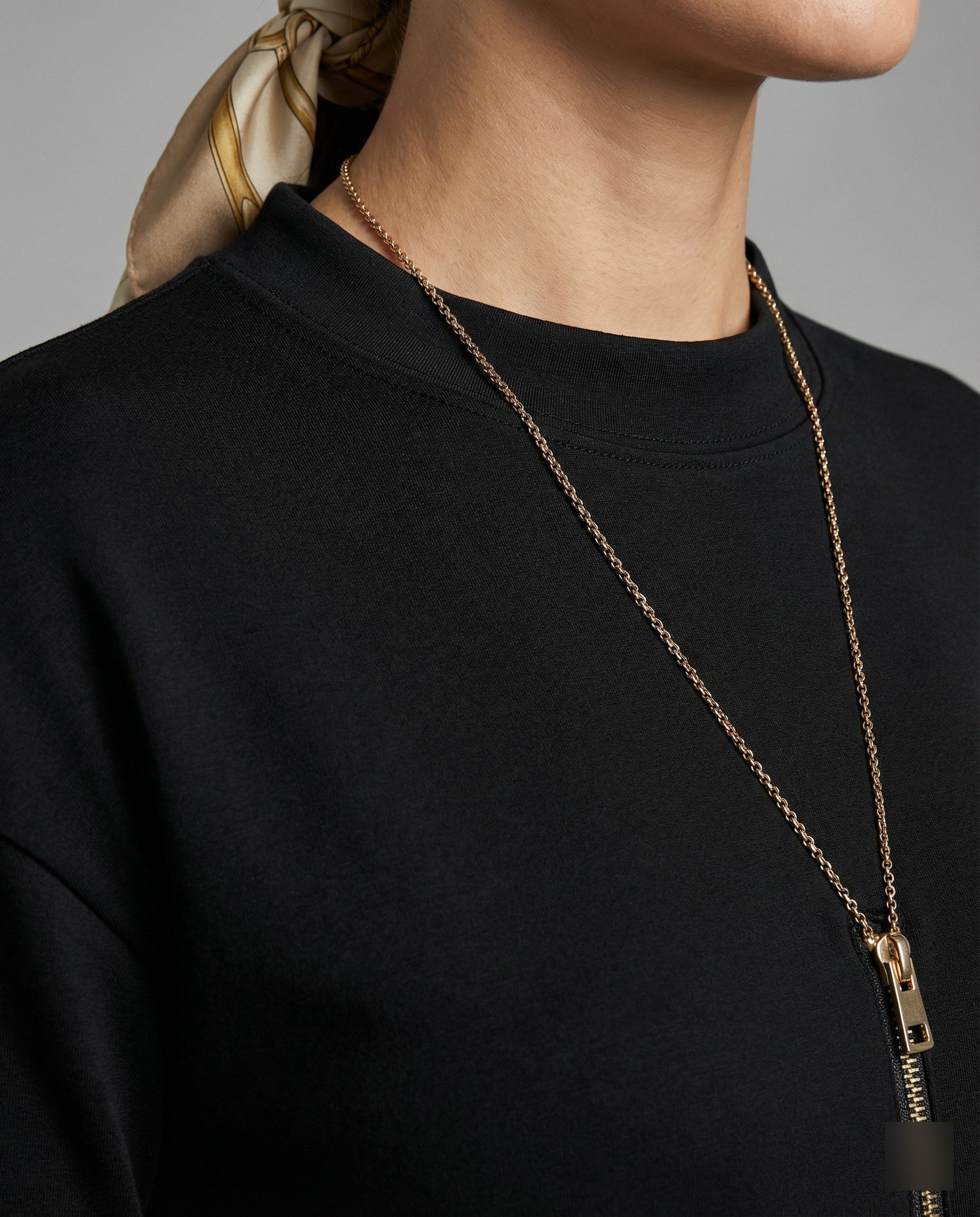 R&B | Einfarbiges Kleid mit Rundhalsausschnitt und Tasche