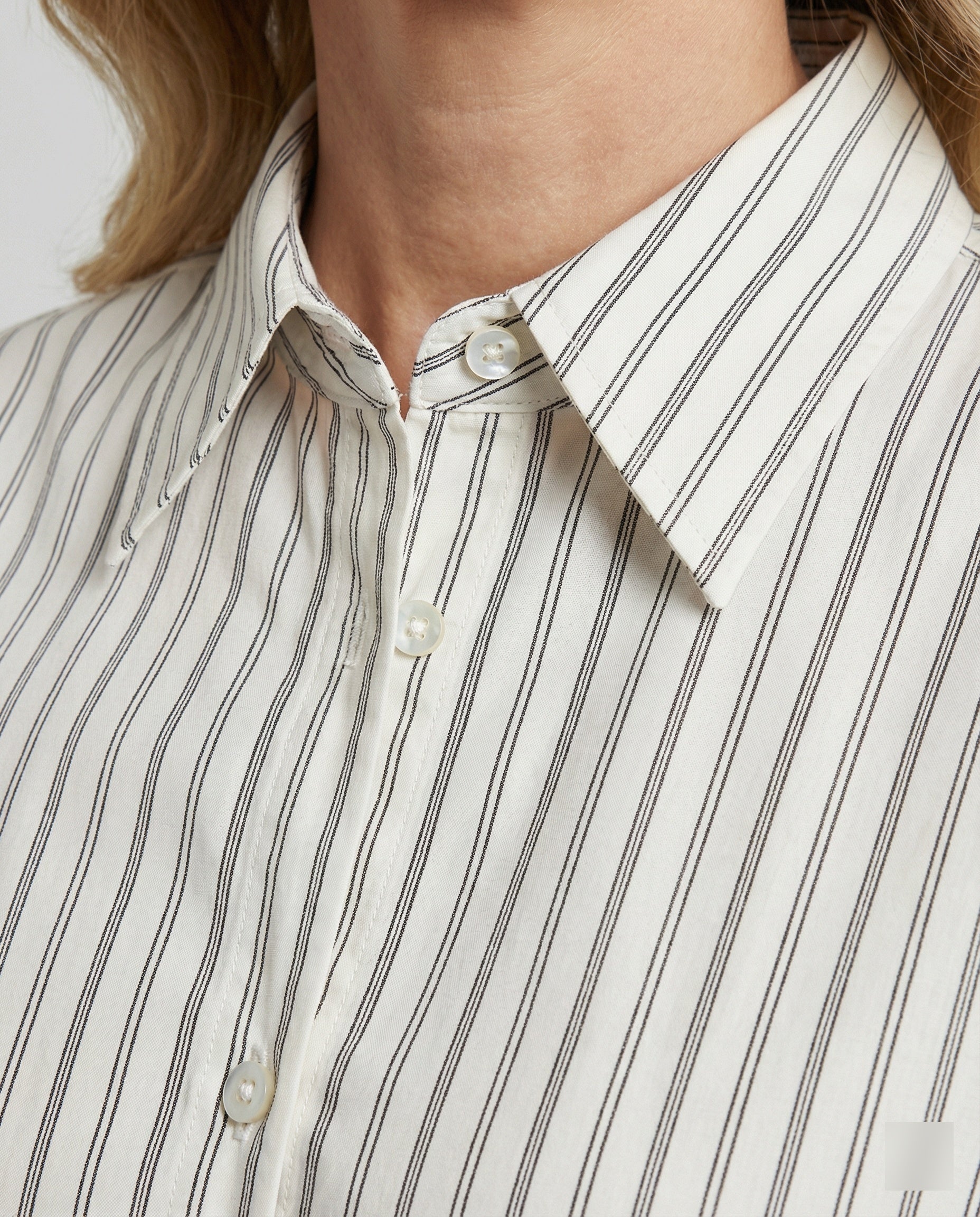 Damen Bluse mit feinen Streifen und Knöpfen