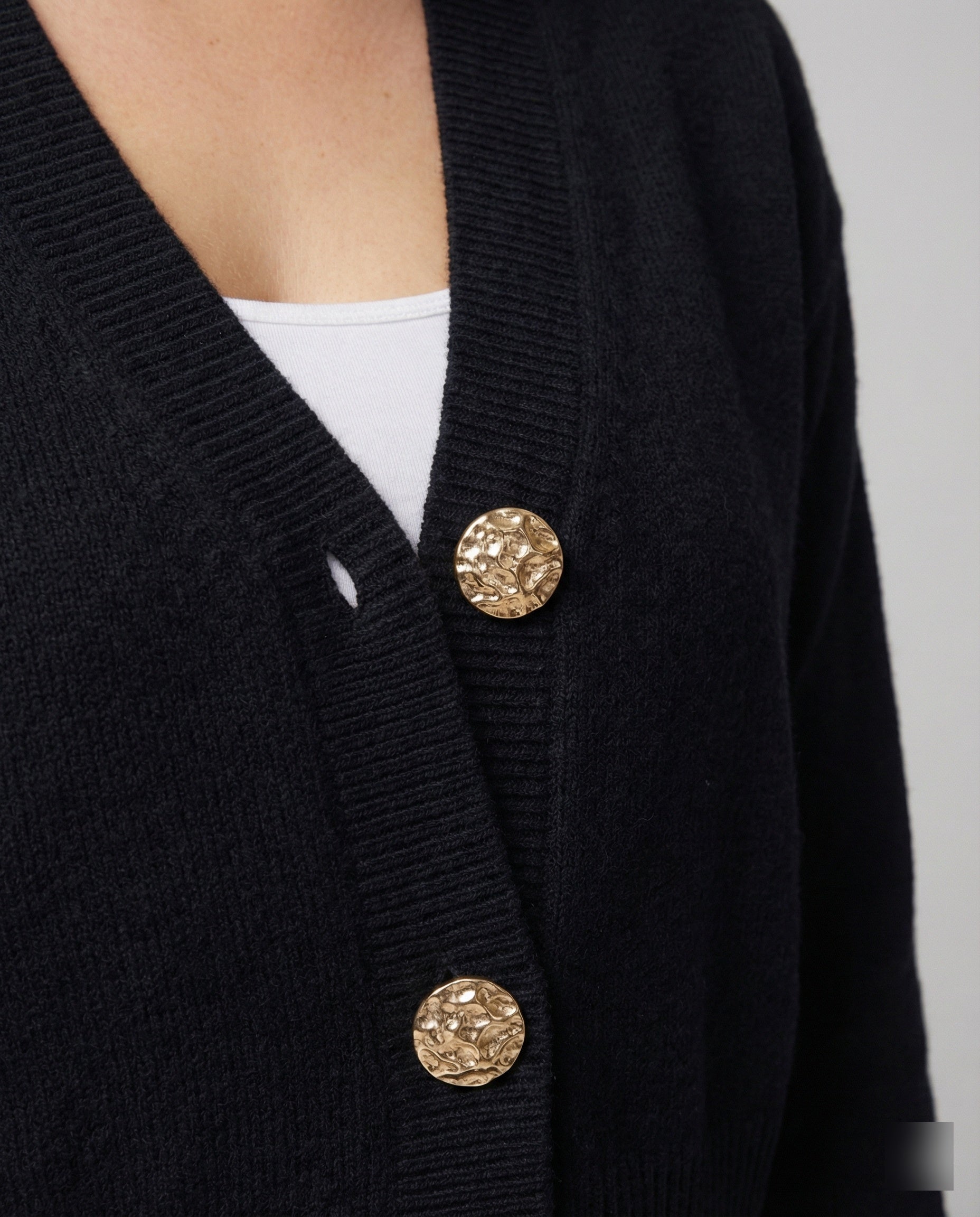 Damen Strickjacke stilvoll mit raffinierten Knöpfen