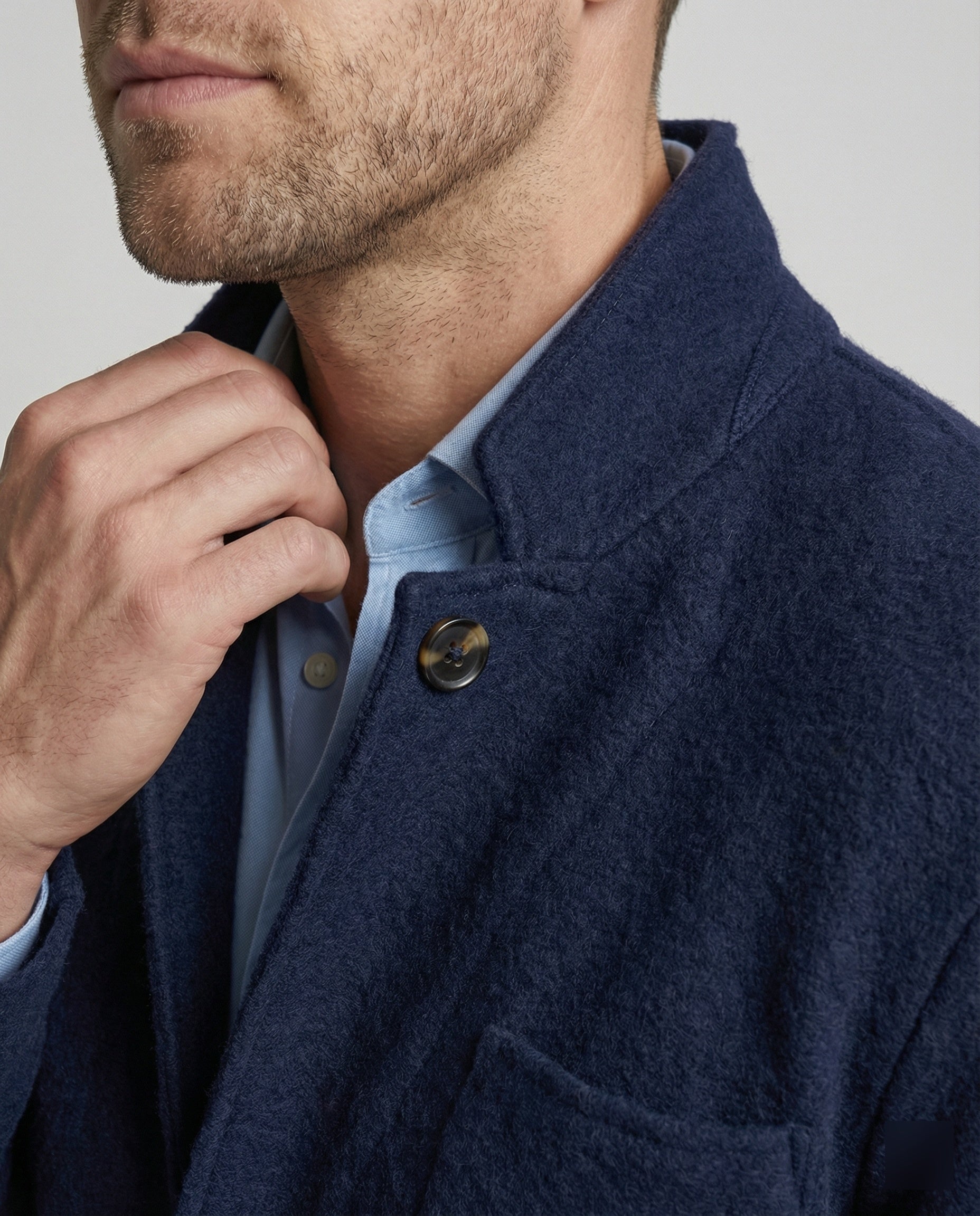 Herren elegante Strickjacke mit praktischem Schnitt und modischen Details
