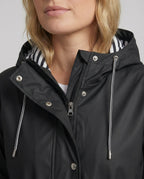 Wasserdichte Jacke mit Kapuze