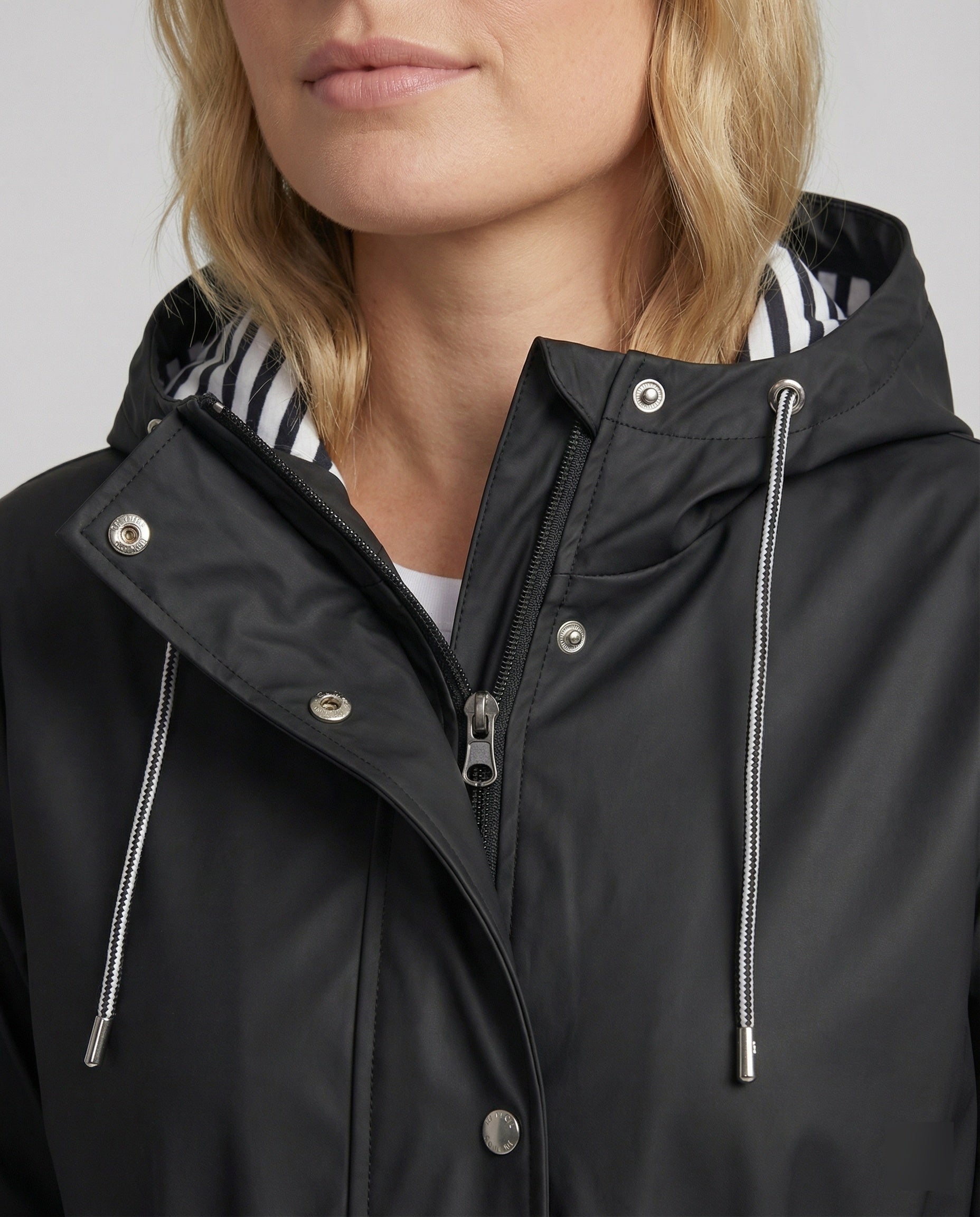 Wasserdichte Jacke mit Kapuze