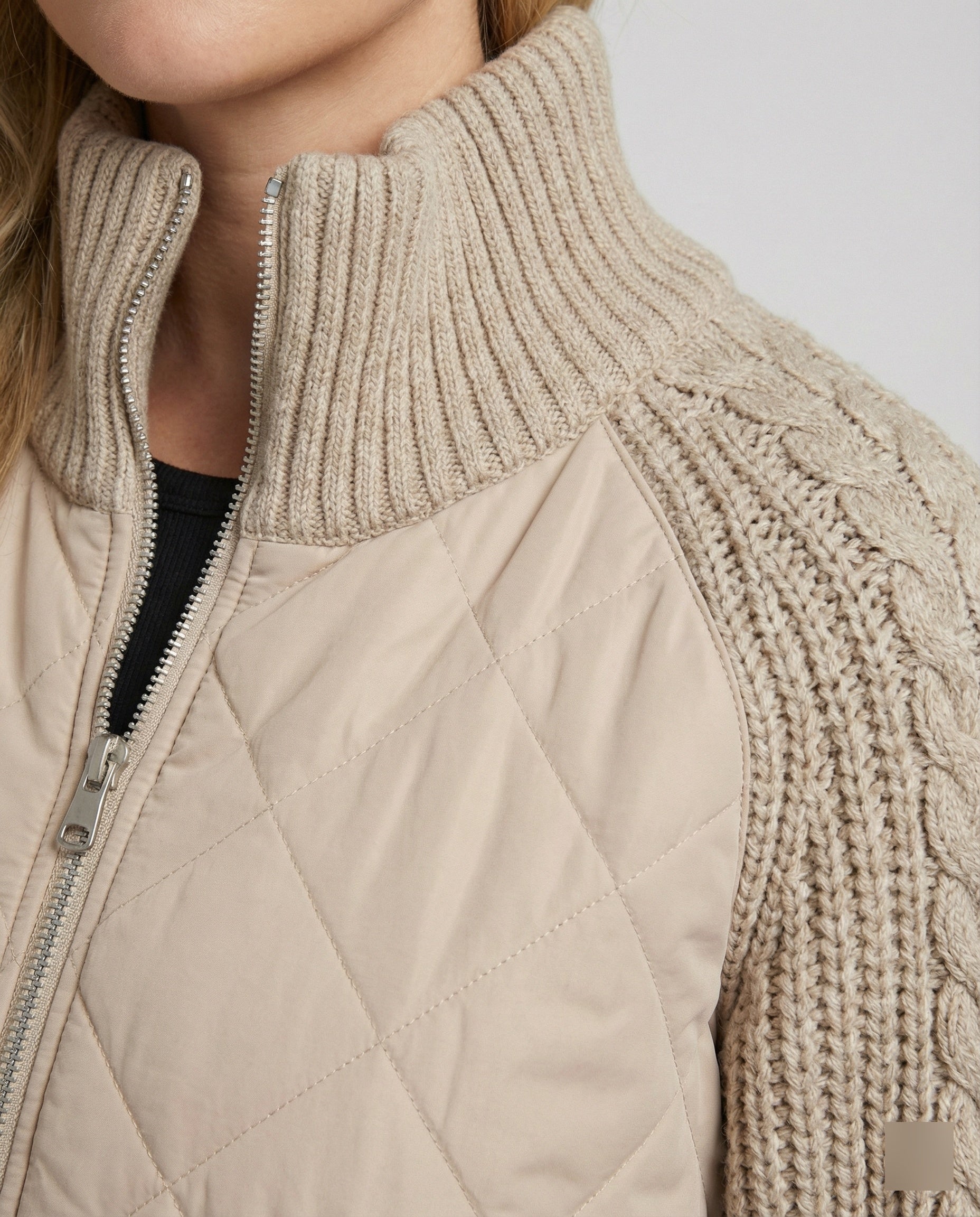 Steppjacke Damen mit Strickmuster und hohem Kragen