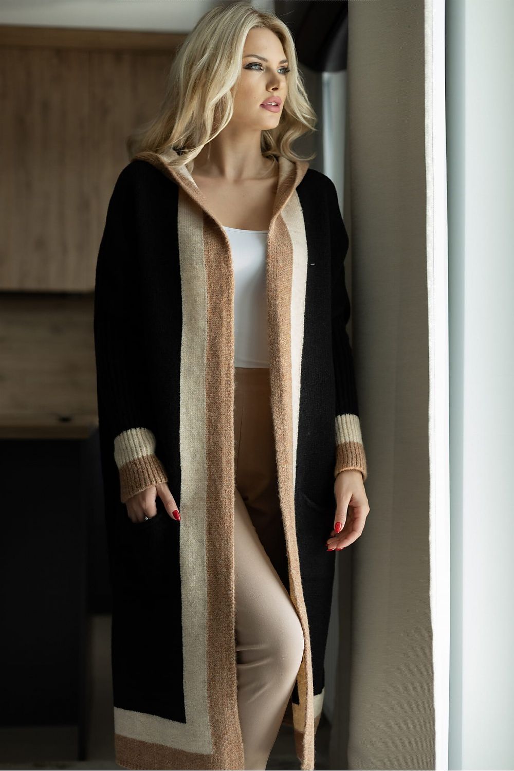 R&B | Langer Strickcardigan mit Kapuze Weich und Stilvoll Kontrastdetails