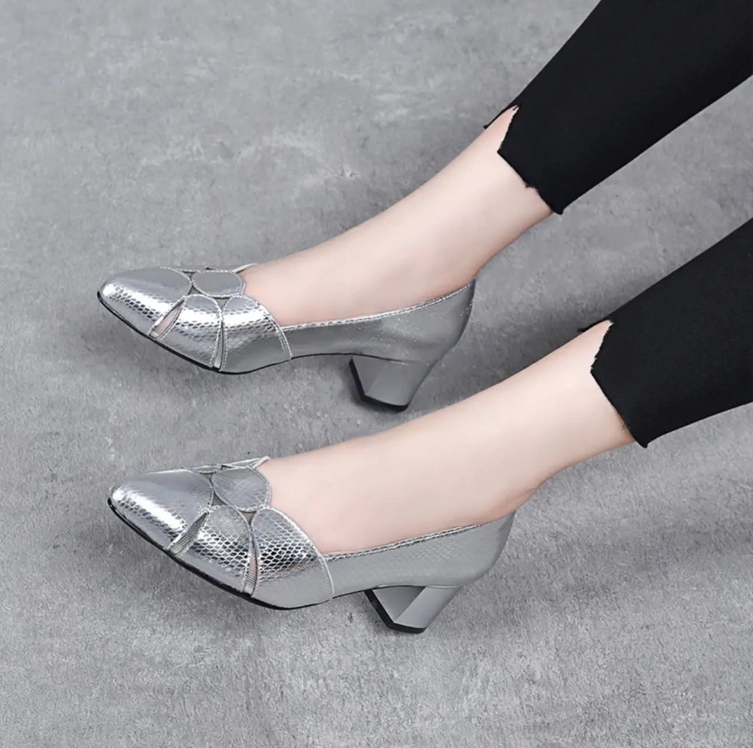 Glänzende Chunky Heels mit spitzer Zehe R&B R&B