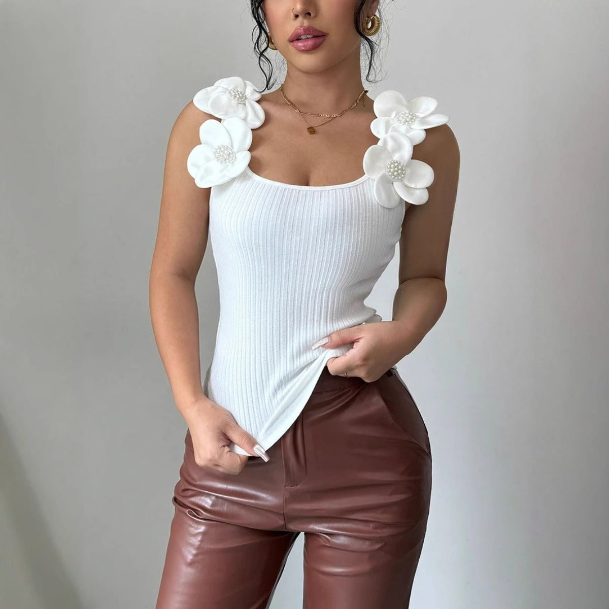 R&B | Dreidimensionales ärmelloses Strickoberteil mit Blumenverzierung