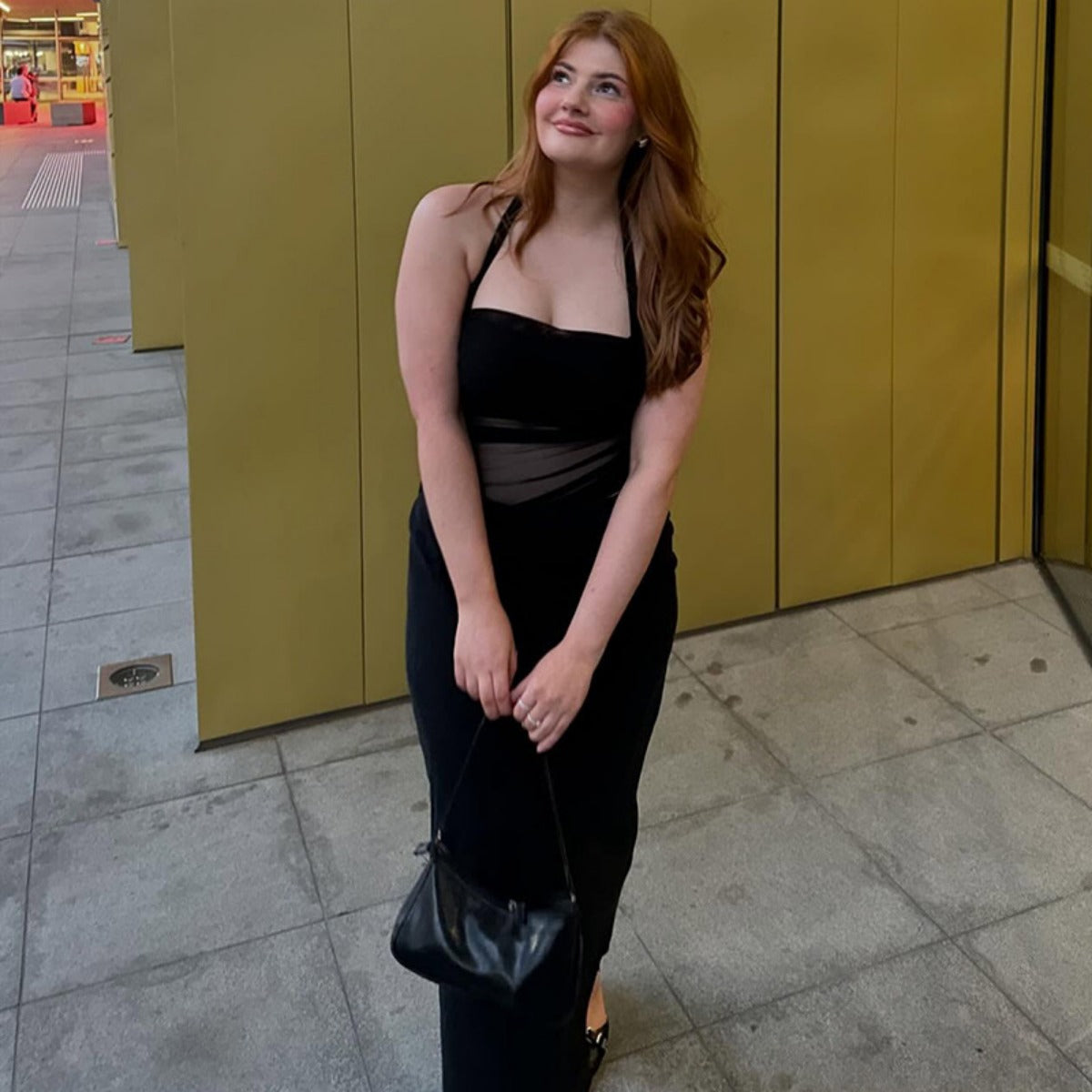 R&B | Schmal geschnittenes Kleid mit rückenfreien Netznähten