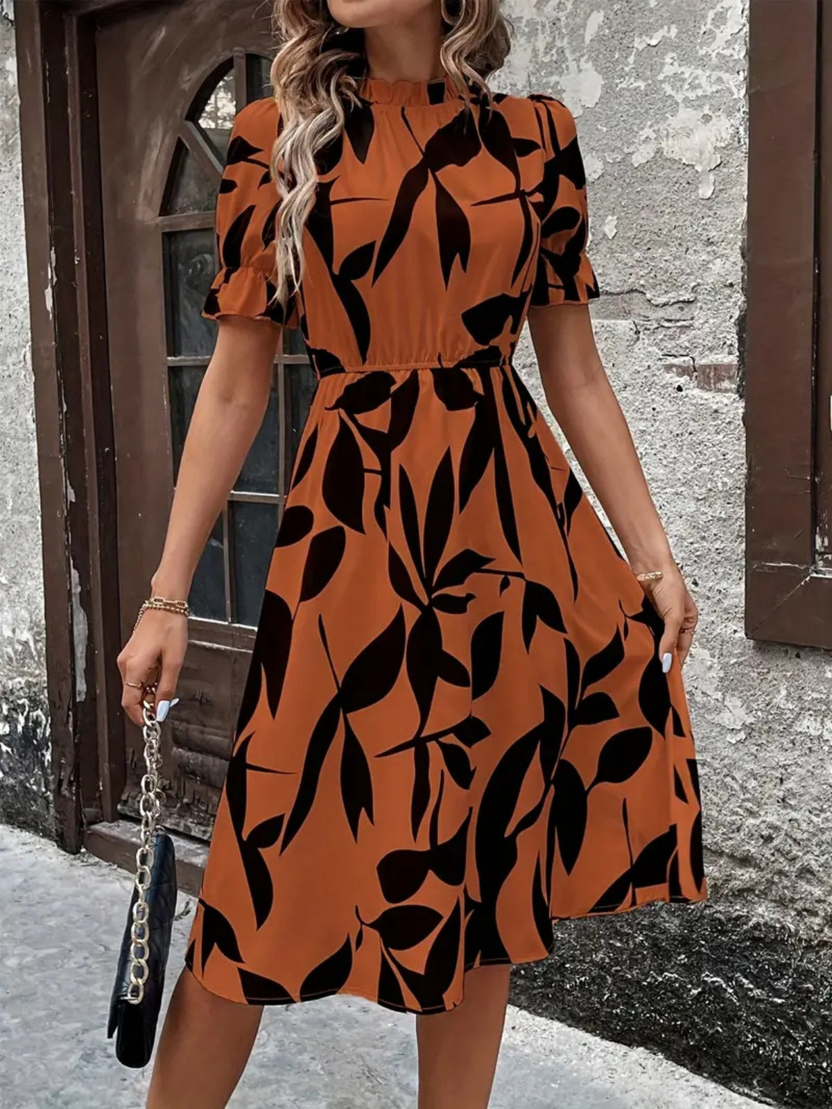 R&B | Kleid mit Rundhalsausschnitt und Rüschen