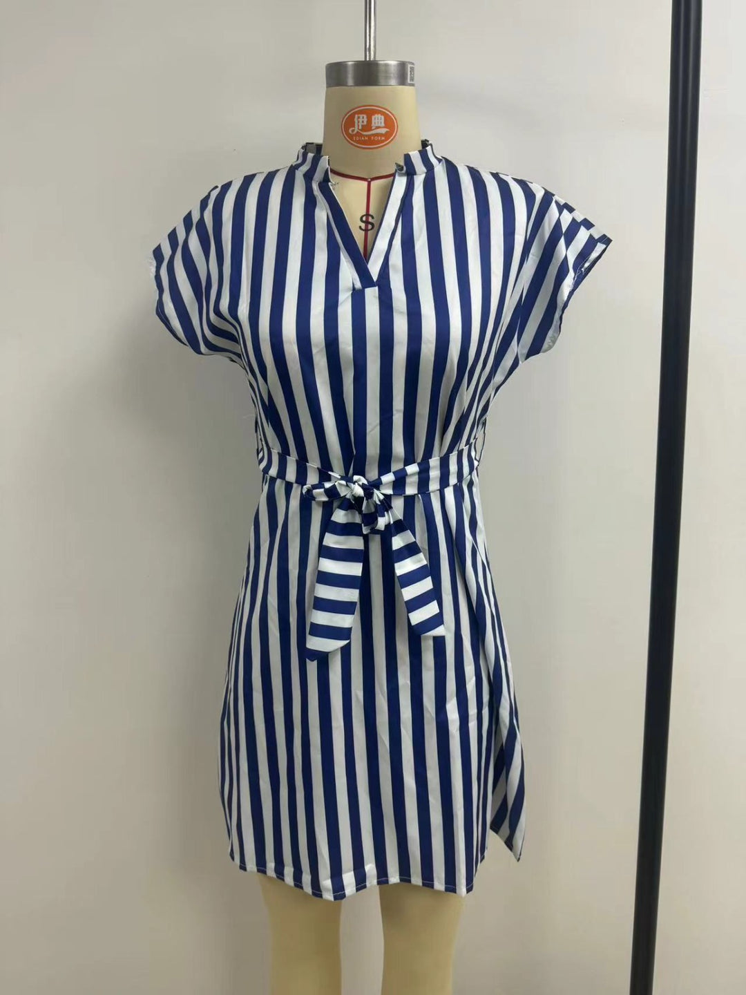 R&B | Ärmelloses gestreiftes Kleid mit Schnürsenkeln