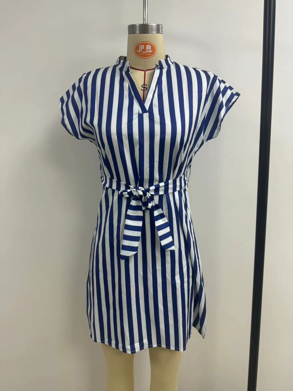R&B | Ärmelloses gestreiftes Kleid mit Schnürsenkeln