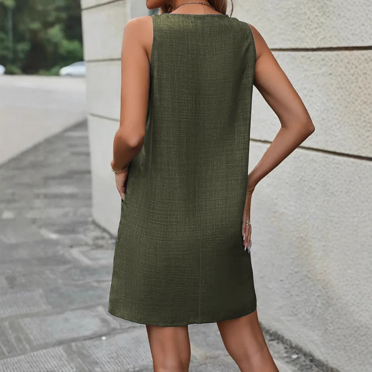 R&B | Ärmelloses Kleid mit Rundhalsausschnitt und Weste mit Knöpfen